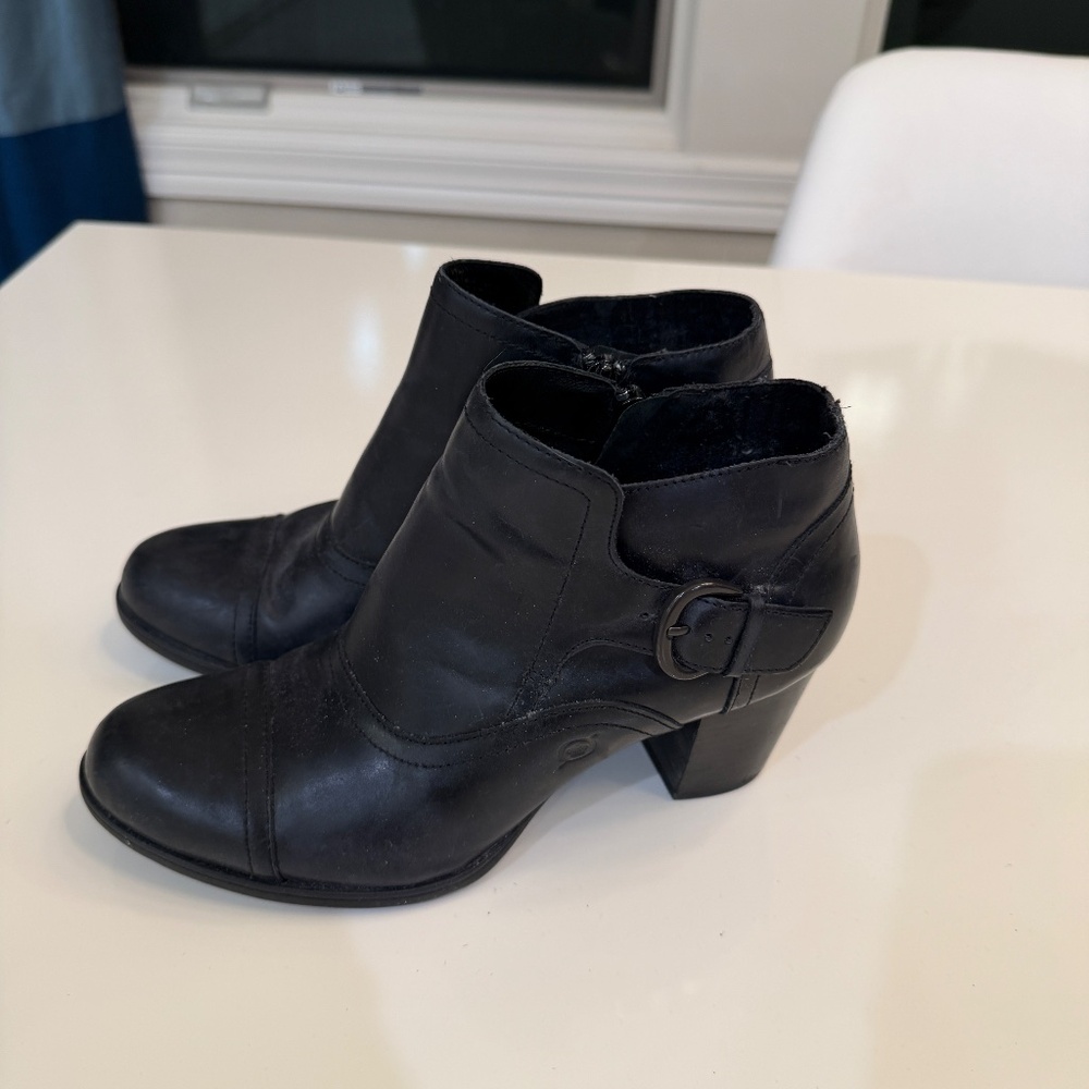 Born Women's Black heeled ankle bootie, size 8.5 - Picture 3 of 8